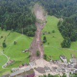 On ne sait toujours pas quand, comment et dans quels proportions les quelque 60'000 tonnes de terre qui tiennent encore vont descendre, a indiqué dimanche la commune de Glaris-Sud dans un communiqué. La situation reste critique et instable.